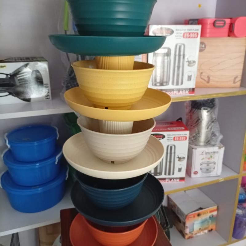 THICK PLASTIC DINNERWARE/SERVING SET